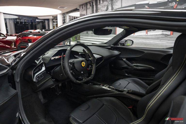 Ferrari SF90 Stradale steering wheel - Rosso Corsa