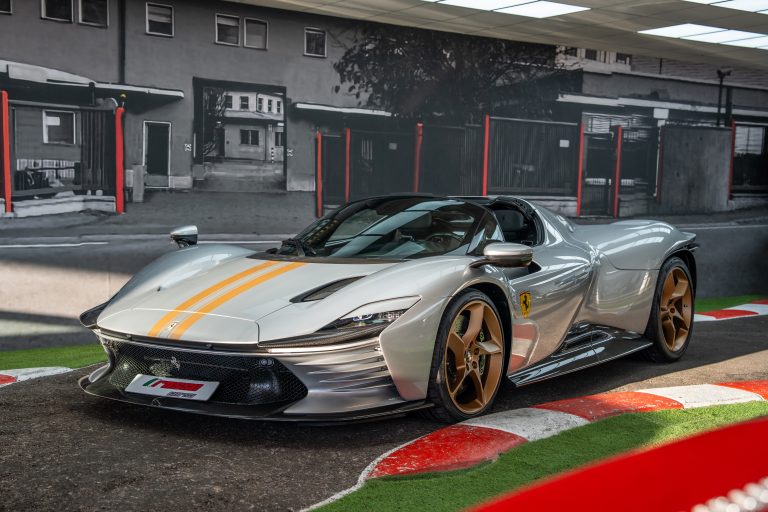 Ferrari SP3 Argento (1)