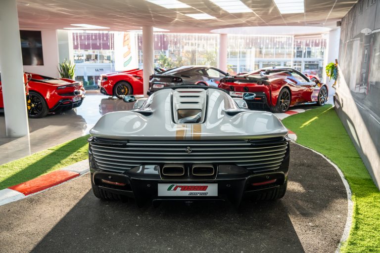 Ferrari SP3 Argento (10)
