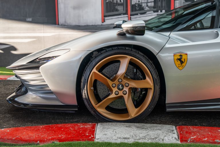 Ferrari SP3 Argento (13)