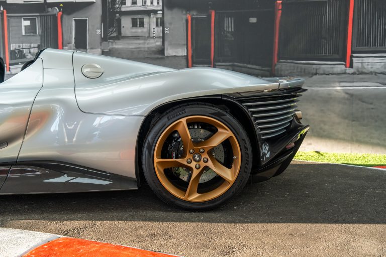 Ferrari SP3 Argento (14)