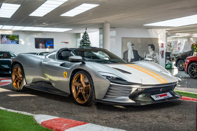 Ferrari SP3 Argento (3)