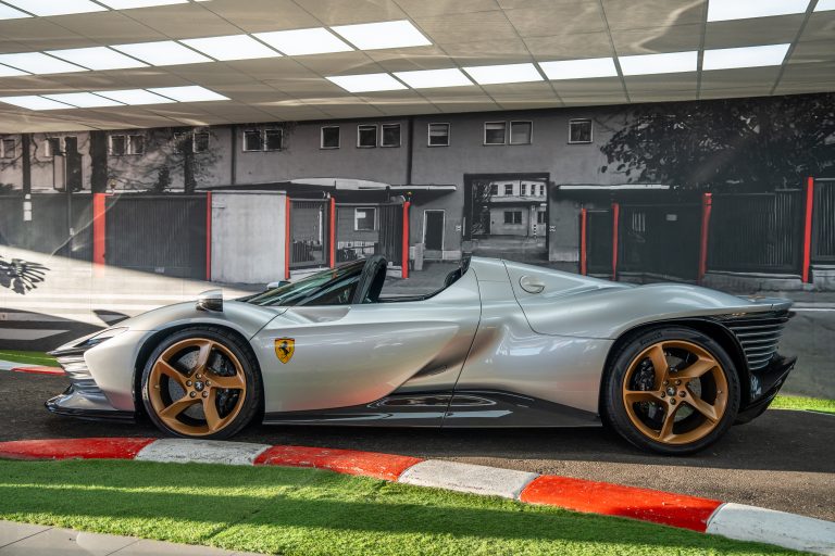 Ferrari SP3 Argento (7)