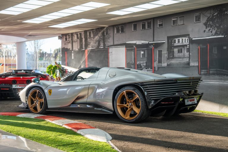 Ferrari SP3 Argento (9)